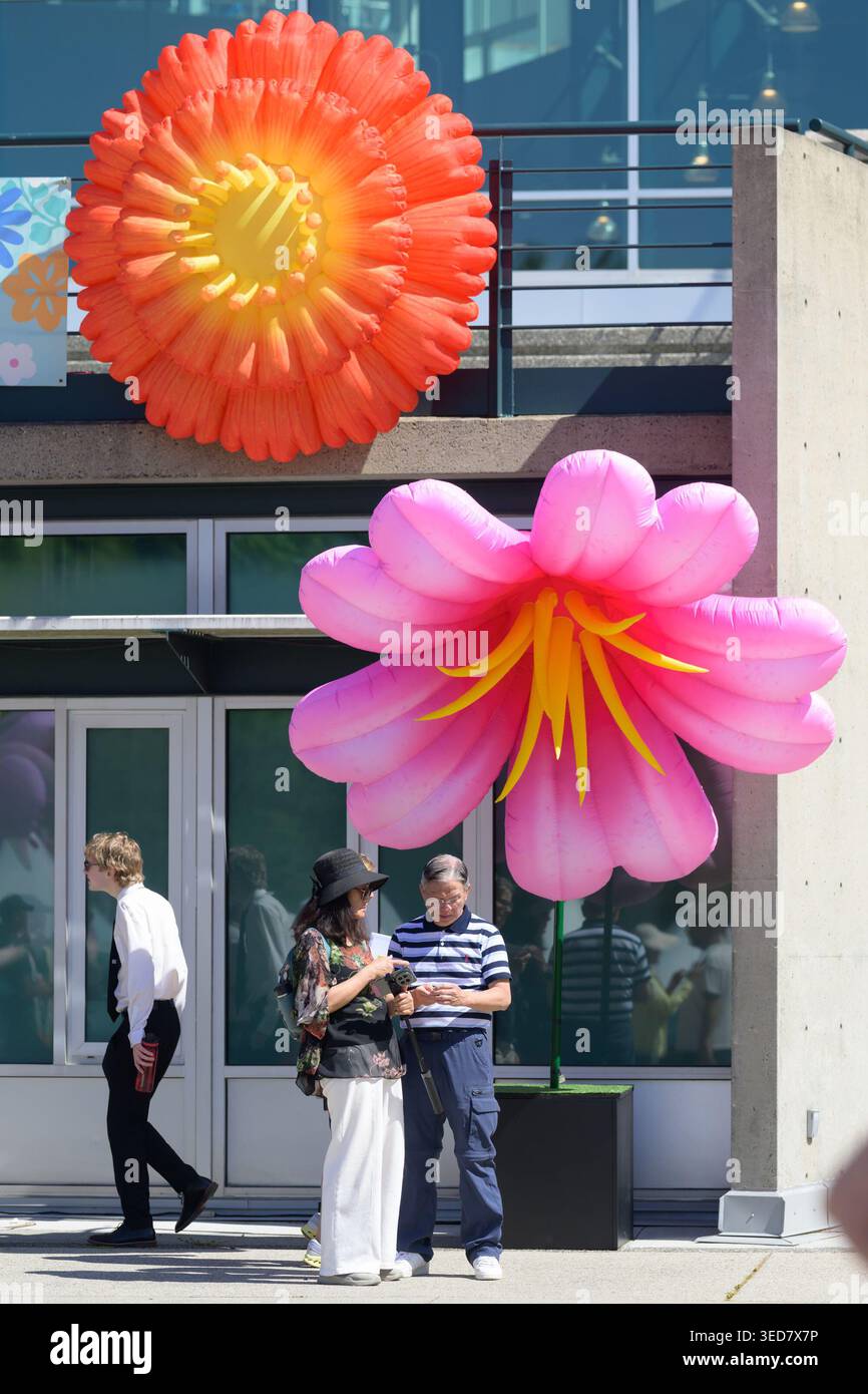 Große künstliche Blumeninstallation, Burnaby Blooms, Deer Lake Park, Burnaby, BC, Kanada Stockfoto