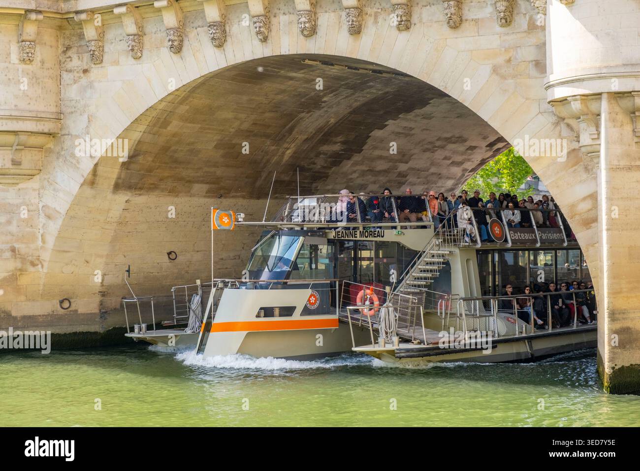 Frankreich, Paris, Gebiet, das von der UNESCO zum Weltkulturerbe erklärt wurde, die Ufer der seine, ein Flussboot fährt unter der Pont Neuf Stockfoto