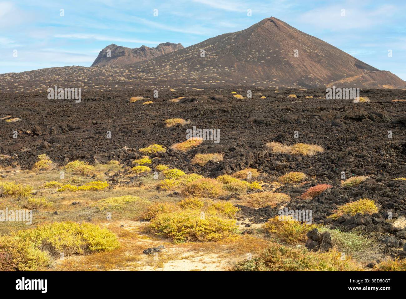 Kap Verde, São Vicente, Calhau, Basaltlandschaft mit dem Vulkan Viana im Hintergrund Stockfoto