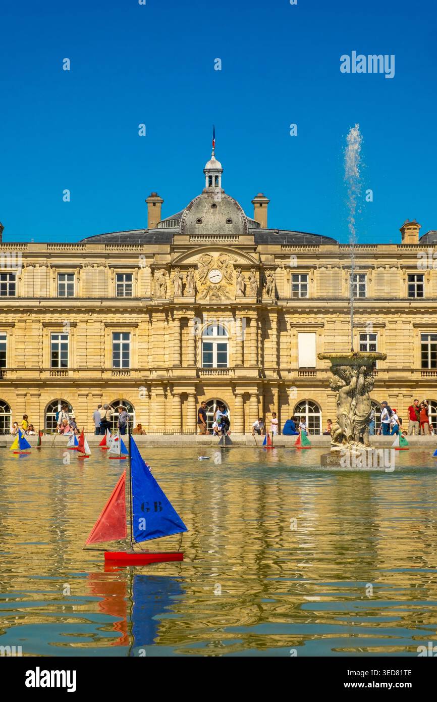 Frankreich, Paris, Jardin du Luxembourg, die luxemburgischen Segelboote auf dem achteckigen Becken, der Senat im Hintergrund Stockfoto