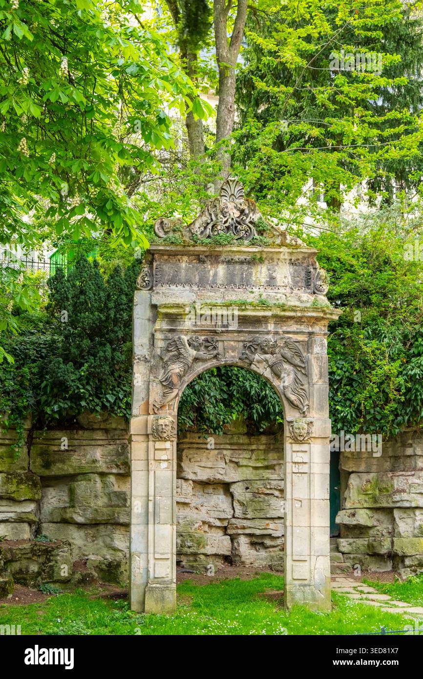 Frankreich, Paris, Trocadero-Gärten, Ruinen der Pariser Brände während der Kommune (1871): Ein Dachfenster des ehemaligen Rathauses Stockfoto