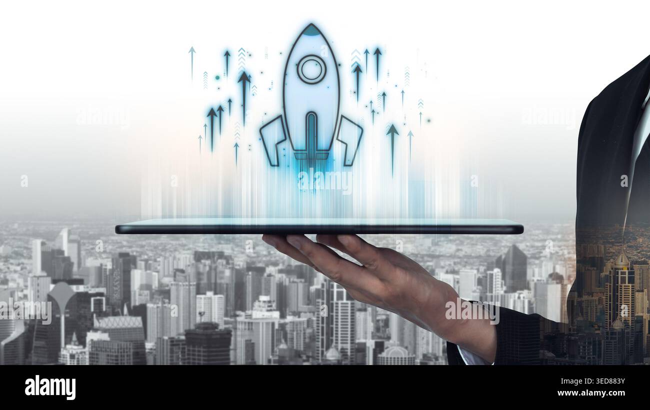 Futuristisches Business-Konzept mit Rocket startet vom Tablet im Hintergrund der Modern City Skyline mit Digital Growth Pfeils Sigmoid Stockfoto