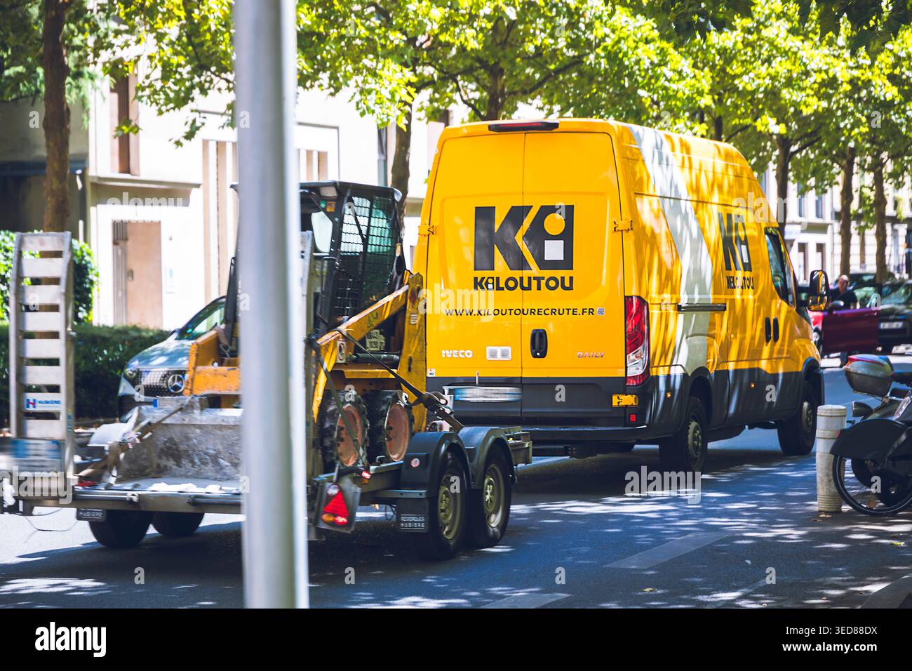 Frankreich, Ile-de-France, Paris, Mietwagen, Kiloutou, mit einem Minibagger eines Traktors Stockfoto