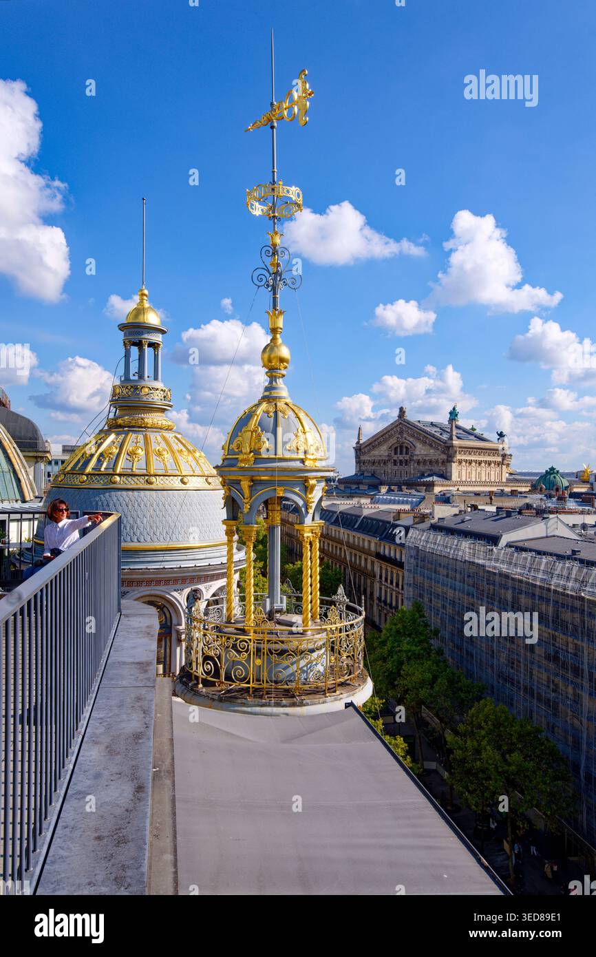 Frankreich, Paris, die Dachterrasse und die Kuppel des Kaufhauses Le Printemps Haussmann, Blick auf die Pariser Oper Garnier Stockfoto