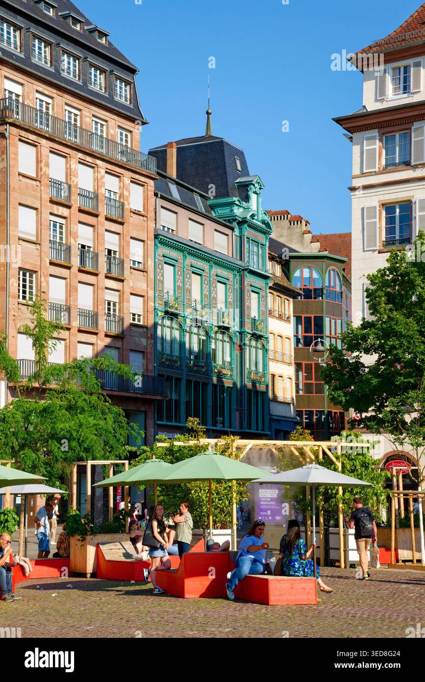 Frankreich, Bas Rhin, Straßburg, Altstadt, die von der UNESCO zum Weltkulturerbe erklärt wurde, Rue des Grandes Arcades, die aufwendigen Fensterrahmen und Blakonien von dem, was früher der Manrique-Laden war, Jugendstil (Jugenstil) Stockfoto