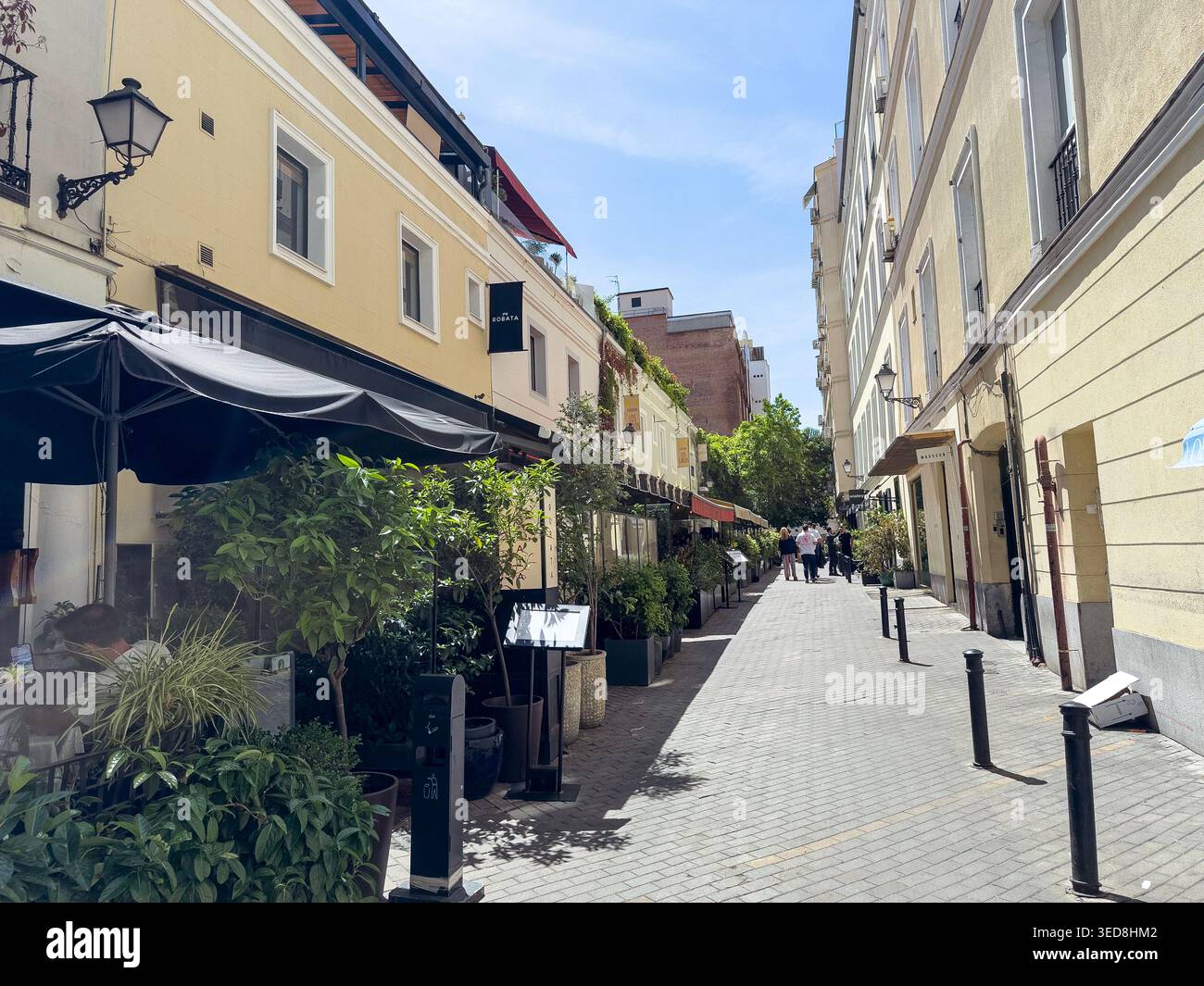 Die Calle de Puigcerdá ist eine enge Fußgängerzone im Barrio de Salamanca in Madrid, Spanien Stockfoto