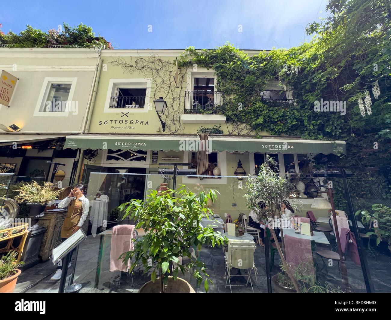 Das Restaurante SottoSopra , Calle de Puigcerdá ist eine enge Fußgängerzone im Barrio de Salamanca, Madrid, Spanien Stockfoto
