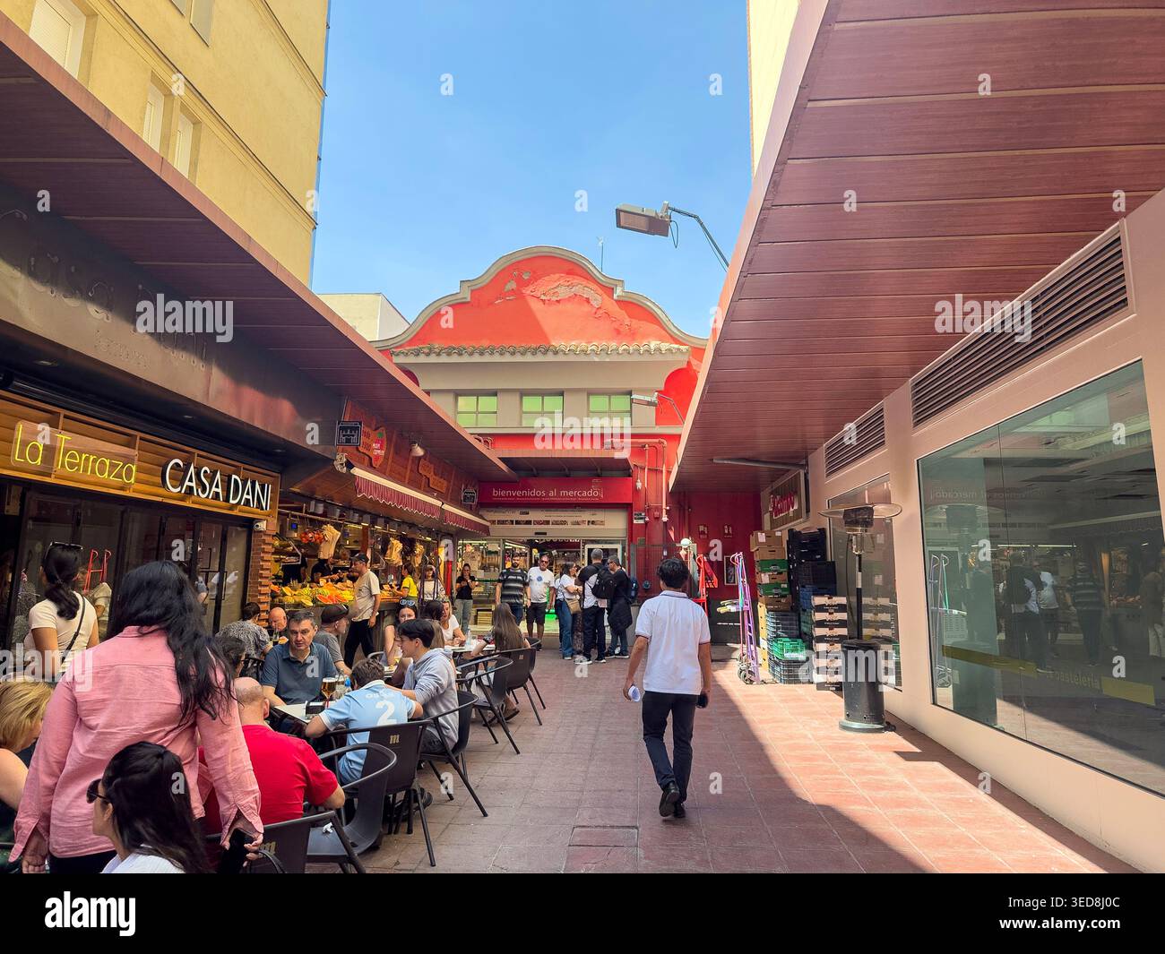 Casa Dani, Mercado de la Paz ist ein traditioneller Indoor-Markt im Madrider Stadtteil Salamanca in der Calle de Ayala Madrid. Es ist bekannt für frische Produkte, - Smartphone-aufgenommenes Stockfoto