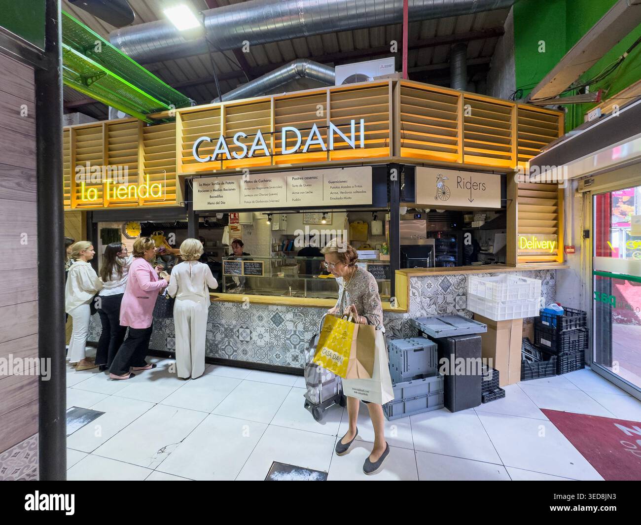 Casa Dani, Mercado de la Paz ist ein traditioneller Indoor-Markt im Madrider Stadtteil Salamanca in der Calle de Ayala Madrid. Es ist bekannt für frische Produkte, - Smartphone-aufgenommenes Stockfoto