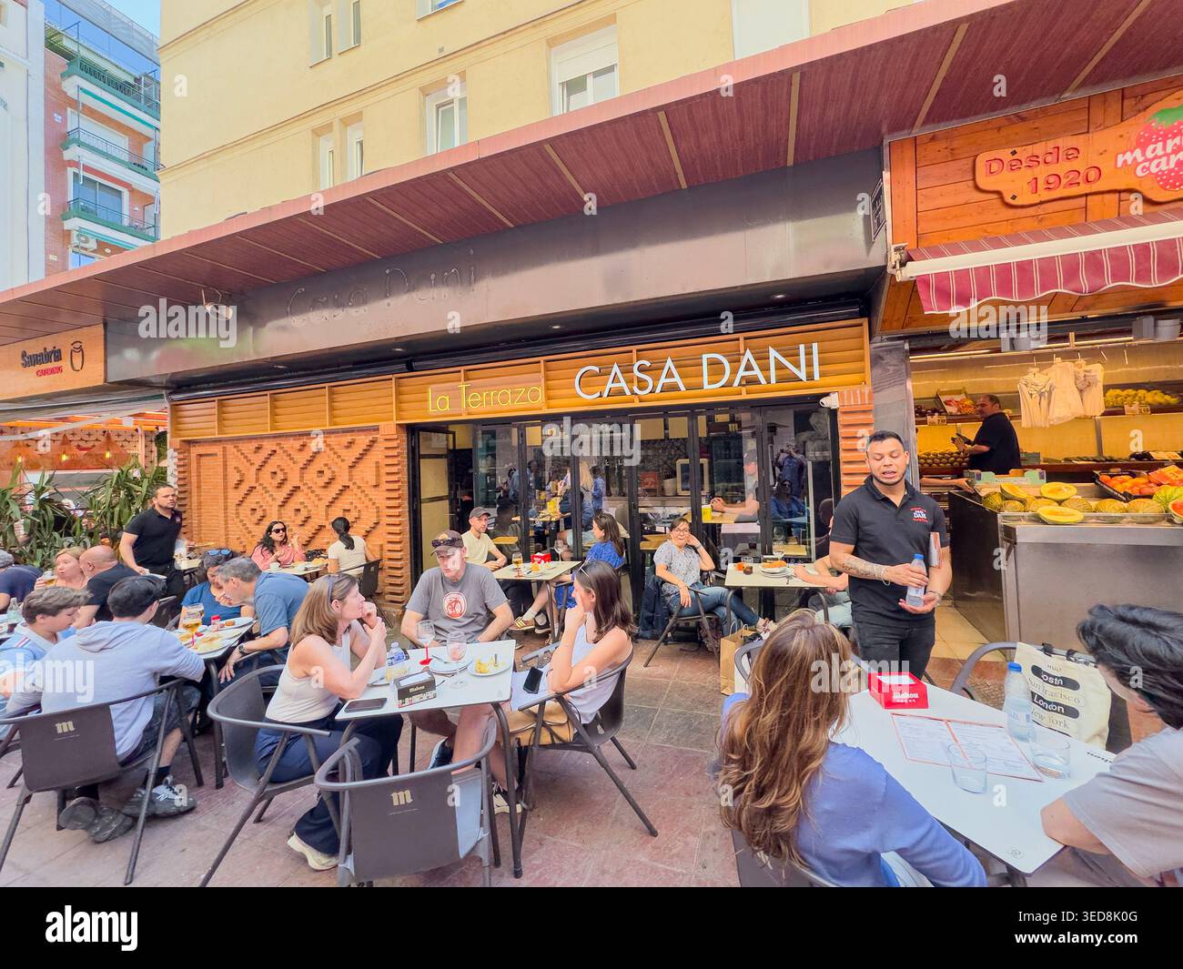 Casa Dani, Mercado de la Paz ist ein traditioneller Indoor-Markt im Madrider Stadtteil Salamanca in der Calle de Ayala Madrid. Es ist bekannt für frische Produkte, - Smartphone-aufgenommenes Stockfoto