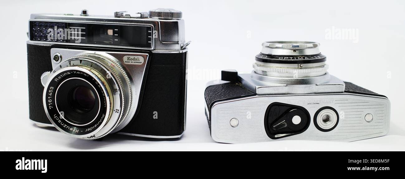 Itterbeck, Deutschland 4. März 2026 – zwei alte Kameras sind abgebildet. Auf der linken Seite befindet sich eine Kodak Retina Automatic II Kamera mit Schneider Kreuznach Objektiv Stockfoto