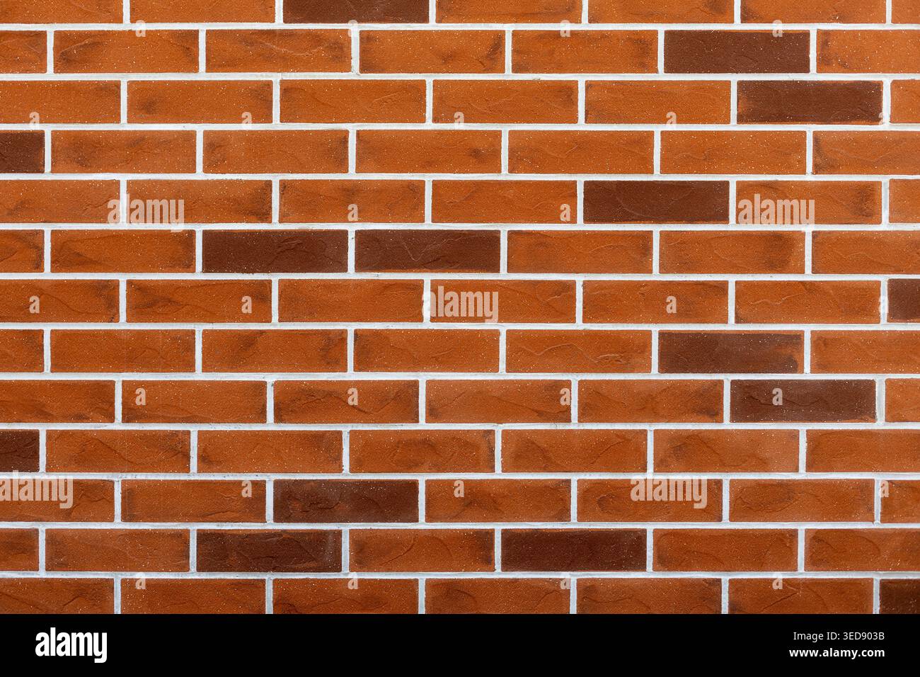 Hintergrund Mit Roter Backsteinwand. Saubere rote Ziegelwand mit weißen Mörtellinien, ideal als Konstruktion, Architektur oder strukturierter Hintergrund. Stockfoto