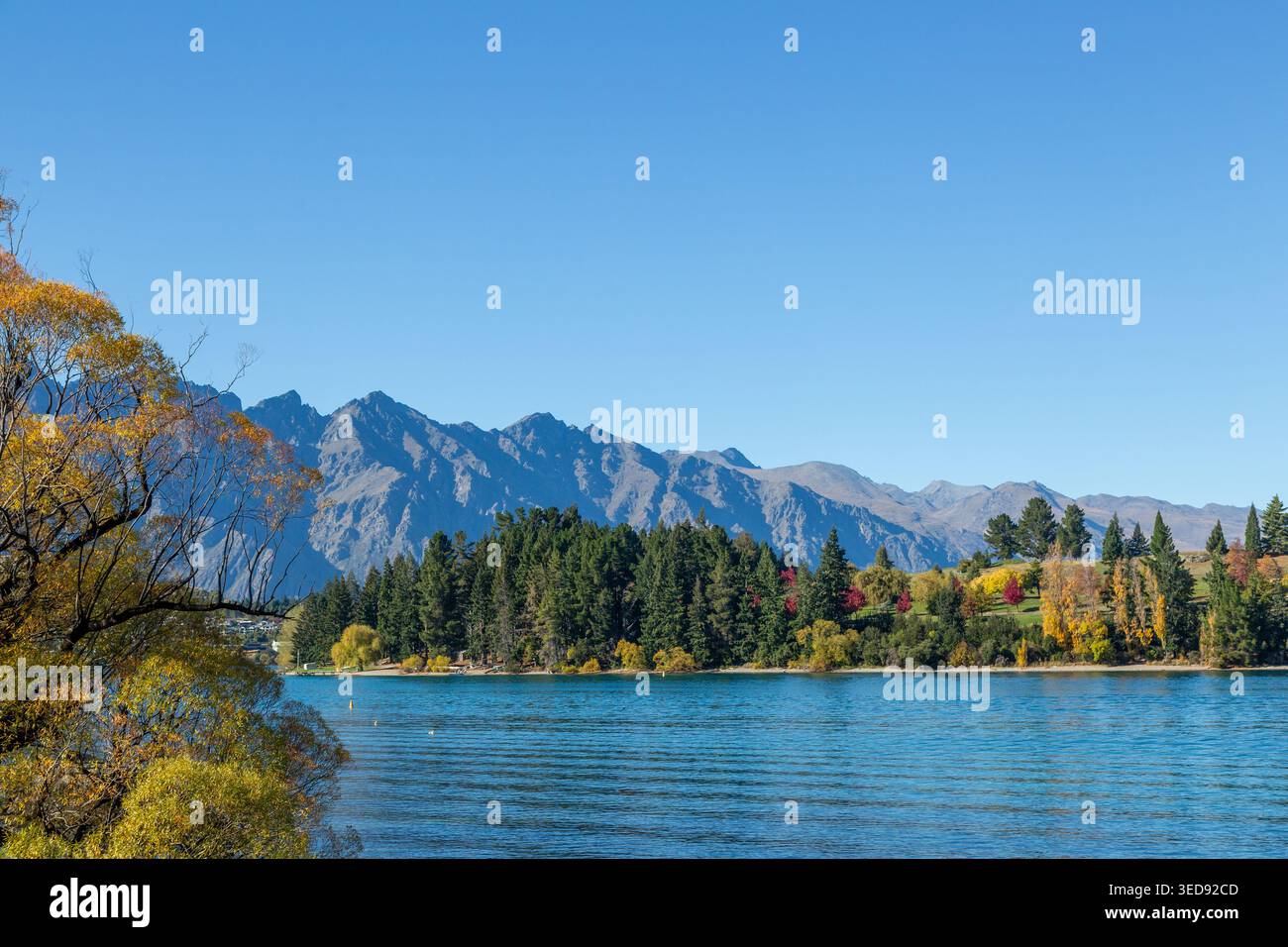 Ein herbstlicher Blick über den Lake Wakatipu in Richtung der Remarkables Mountains Queenstown, Otago, Neuseeland Stockfoto