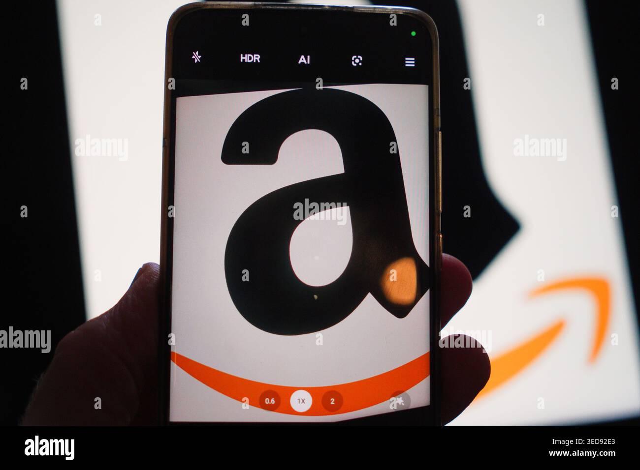 Das Amazon-Logo wird auf einem Smartphone-Bildschirm angezeigt Stockfoto