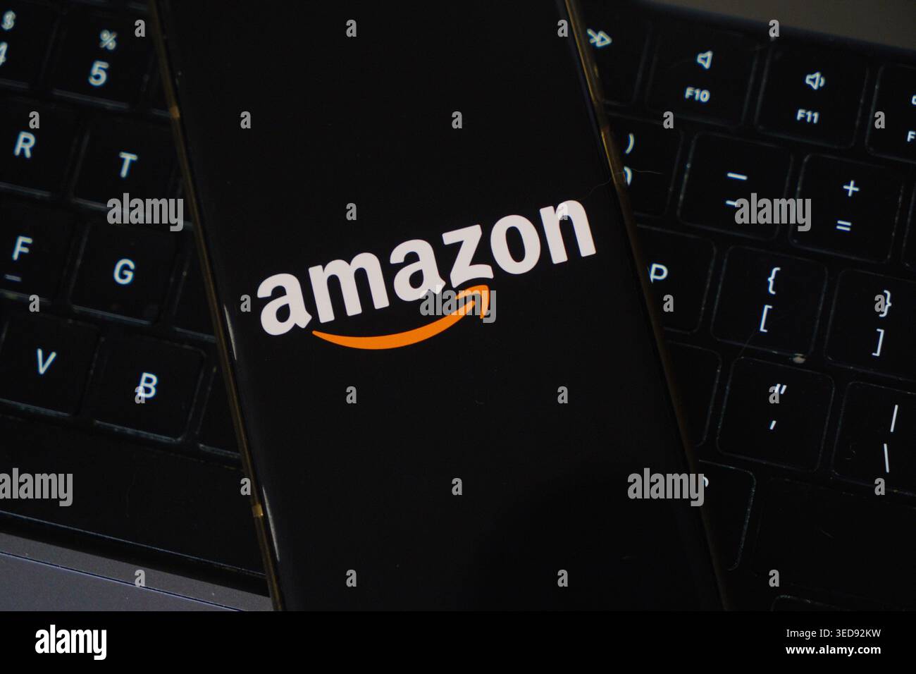 Das Amazon-Logo wird auf einem Smartphone-Bildschirm angezeigt Stockfoto