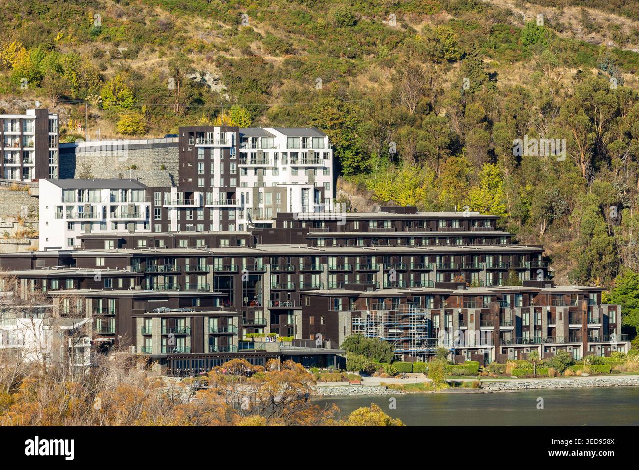 Das Hilton Queenstown Resort & Spa und die angrenzenden Queenstown Village Apartments liegen am Ufer des Lake Wakatipu in Neuseeland Stockfoto