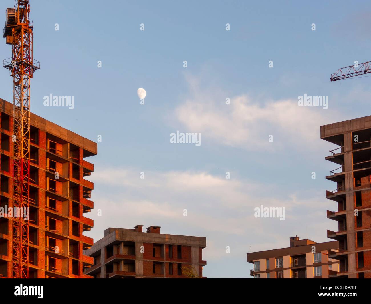 Häuser, Kran, Himmel und Mond Stadtlandschaft Stockfoto