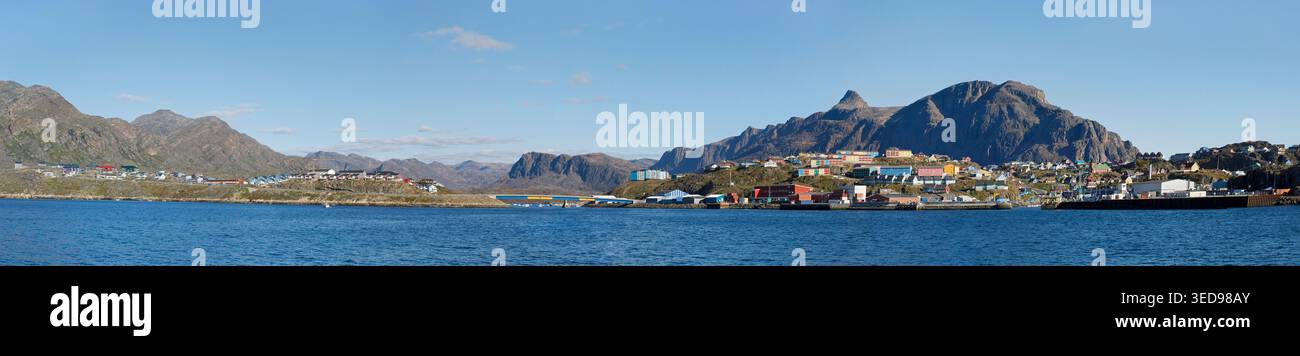 Panoramablick auf Sisimiut, eine Stadt an der Westküste Grönlands, nördlich des Polarkreises. Sie ist die zweitgrößte Stadt Grönlands. Stockfoto