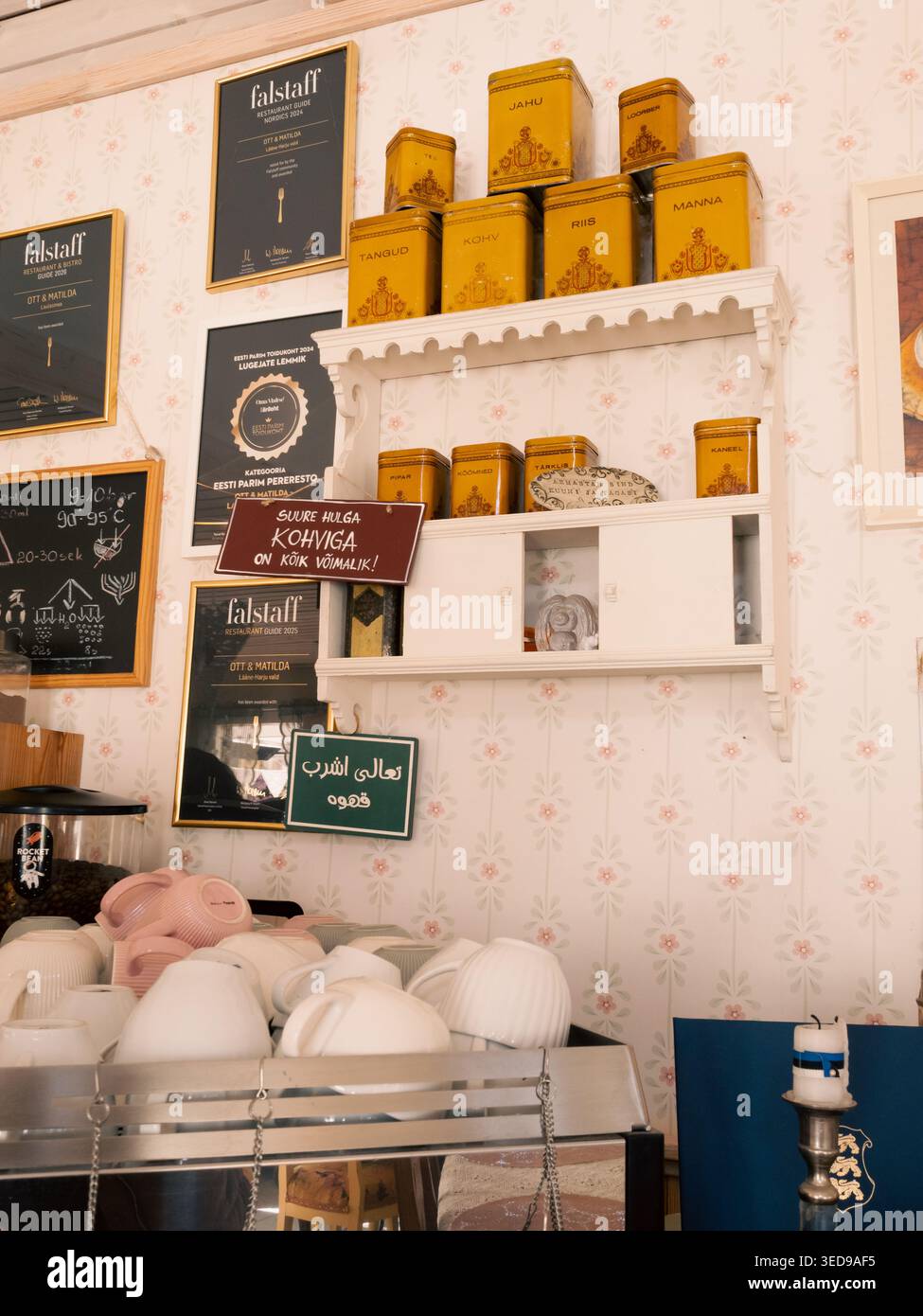 Gelbe Teedosen und Meringues im Vintage-Café Ott und Matilda Kohvik in Estland Stockfoto
