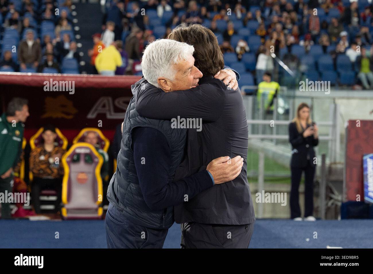 Rom, Italien. Mai 2026. Gian Piero Gasperini Head Coach von AS Roma Hugs Paolo Vanoli Head Coach von ACF Fiorentina während des Serie A Enilive Matches zwischen AS Roma und ACF Fiorentina im Stadio Olimpico am 4. Mai 2026 in Rom Credit: Giuseppe Maffia/Alamy Live News Stockfoto