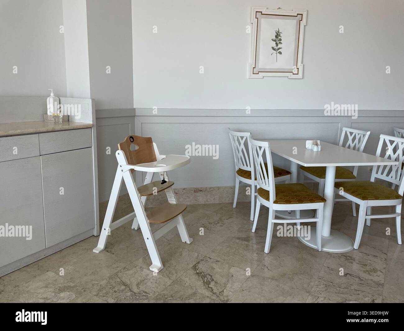 Inneneinrichtung eines hellen und leeren Restaurants oder Speisesaals des Hotels mit klassischen weißen Möbeln und eleganter Tischeinrichtung Stockfoto