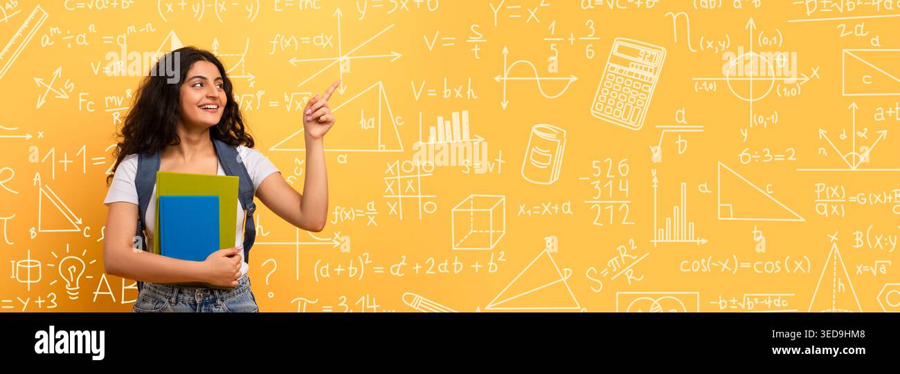 Schüler steht mit Büchern vor der mathematischen Wand, gefüllt mit Gleichungen und Diagrammen Stockfoto
