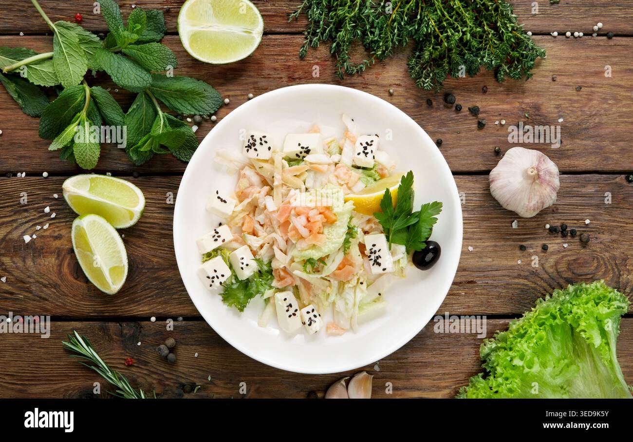 Restaurant gesundes Essen - Lachs und Feta Salat Stockfoto