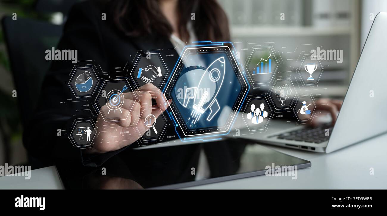 Geschäftsexperte verwenden eine futuristische Oberfläche, um Wachstumsstrategien mit einem digitalen Raketenstartssymbol und verschiedenen Business-Ikonen in der Moderne zu veranschaulichen Stockfoto