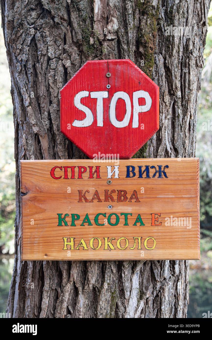 Zlatna Panega, Lukovit, Lovech, Bulgarien. Schild mit der Aufschrift „Stop, and See what Beauty is around“ auf dem Zlatna Panega Eco Trail. Stockfoto