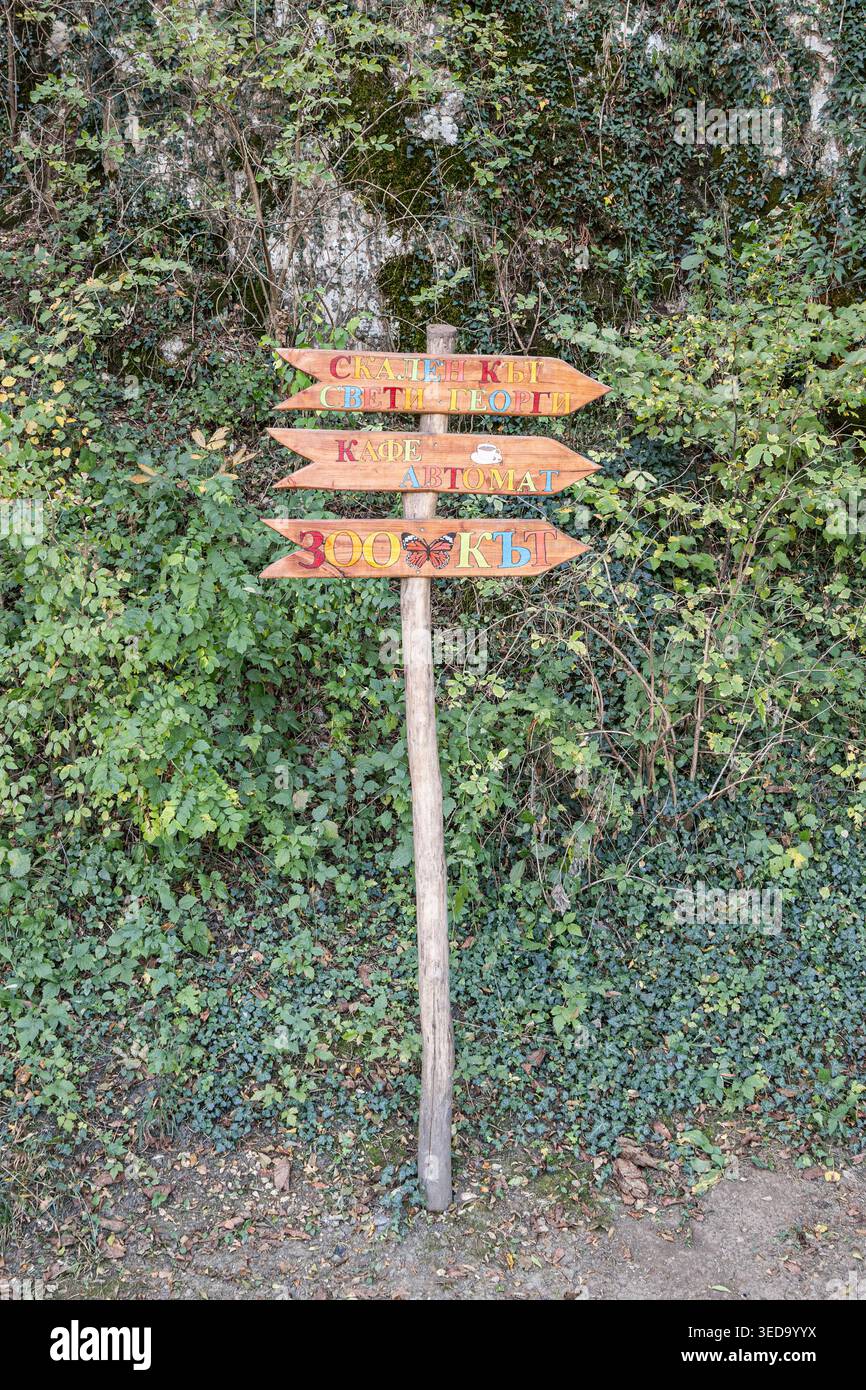 Zlatna Panega, Lukovit, Lovech, Bulgarien. Schild mit Wegbeschreibung zum Rocky Nook, zur Kaffeemaschine und zum Zoo-Eckfalter auf dem Zlatna Panega Eco Stockfoto