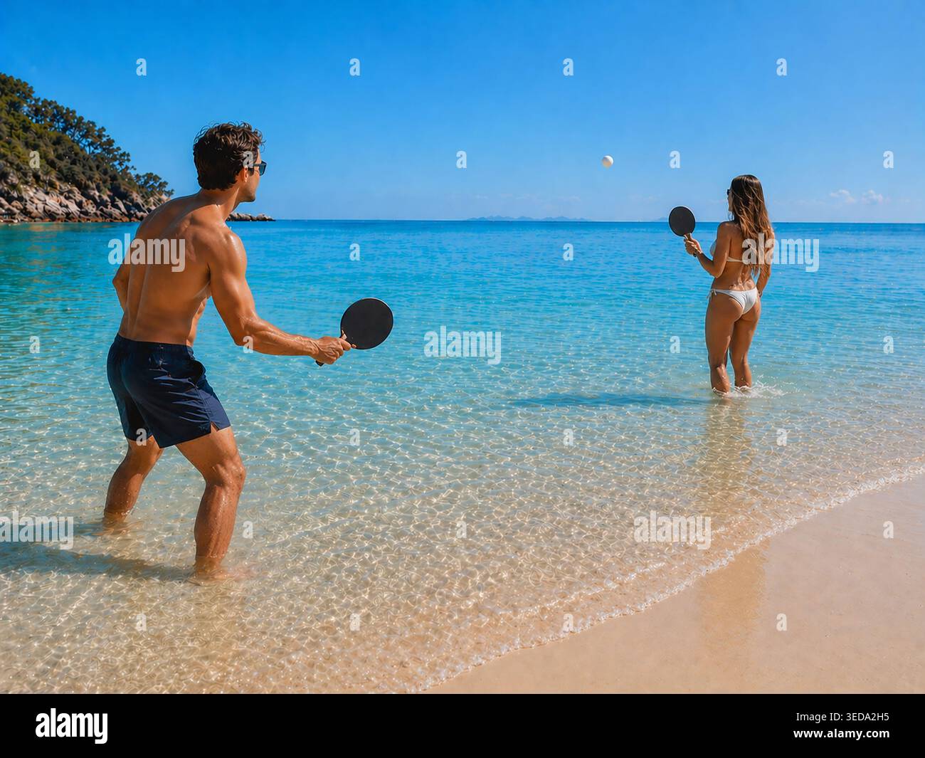 Zwei Erwachsene spielen Fledermaus und Ball am Strand ***Originalfoto des Beitragenden, modifiziert mit KI-Tools ** Stockfoto
