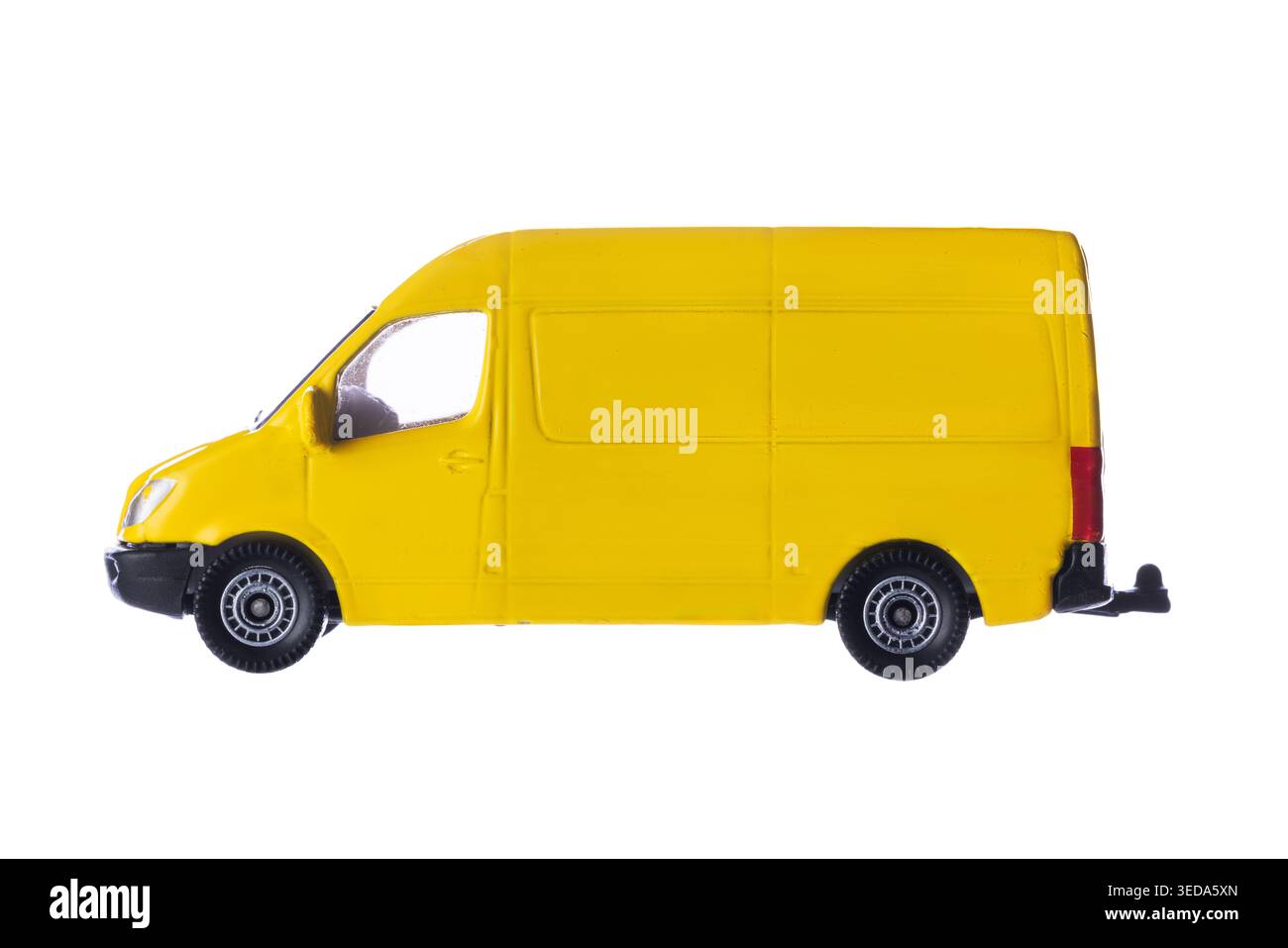 Gelber Spielzeuglieferwagen isoliert auf weißem Hintergrund, Seitenansicht Stockfoto