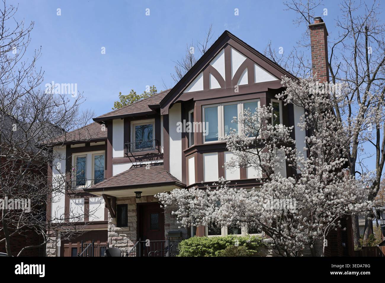 Altmodisches Haus im Tudor-Stil mit Giebeldach Stockfoto