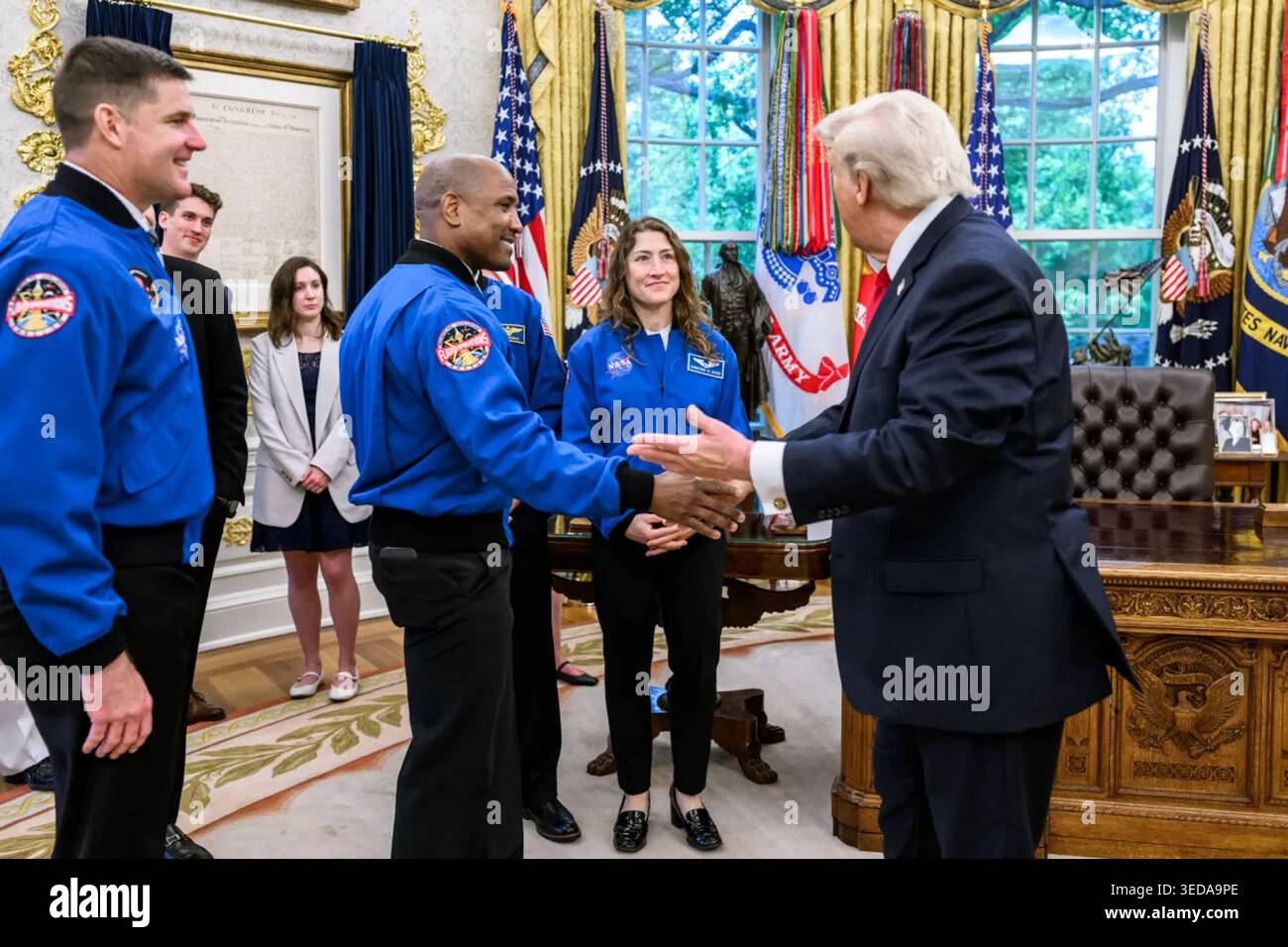 Präsident Donald J. Trump begrüßt Artemis II-Astronauten bei einem Treffen im Oval Office nach ihrer Mondflugmission am 29. April 2026. Bild mit freundlicher Genehmigung des Weißen Hauses. Stockfoto