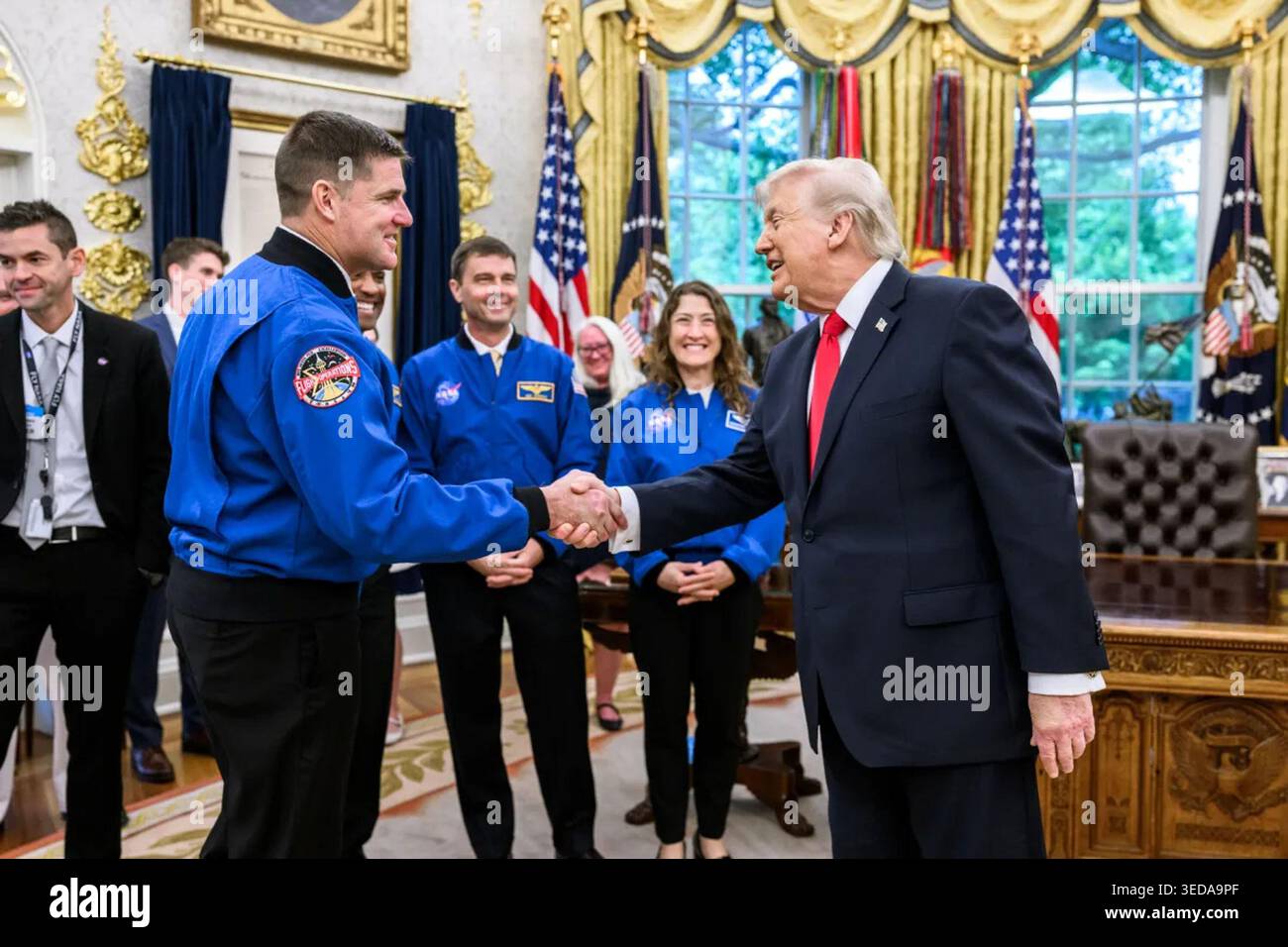 Präsident Donald J. Trump schüttelt während eines Treffens nach der Mission am 29. April 2026 im Oval Office einen Astronauten der Artemis II. Bild mit freundlicher Genehmigung des Weißen Hauses. Stockfoto
