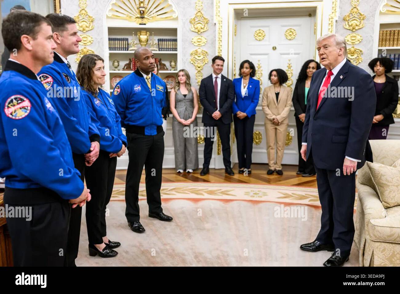 Präsident Donald J. Trump spricht vor Artemis II-Astronauten und Gästen im Oval Office nach ihrer Mondflugmission am 29. April 2026. Bild mit freundlicher Genehmigung des Weißen Hauses. Stockfoto