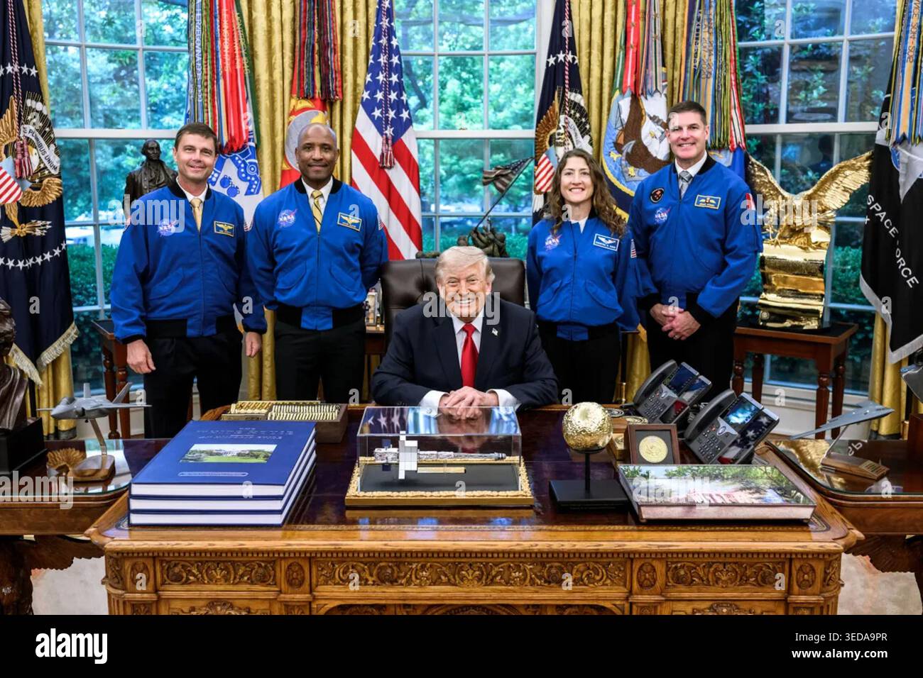 Präsident Donald J. Trump posiert mit den Artemis-II-Astronauten im Oval Office nach ihrer Mondflugmission am 29. April 2026. Bild mit freundlicher Genehmigung des Weißen Hauses. Stockfoto
