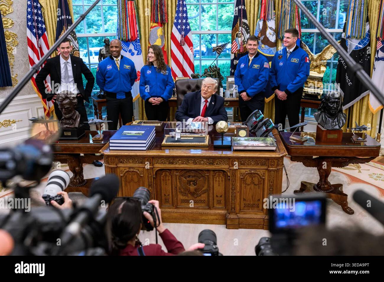 Präsident Donald J. Trump trifft sich im Oval Office mit den Artemis-II-Astronauten und Pressevertretern nach ihrer Mondflugmission am 29. April 2026. Bild mit freundlicher Genehmigung des Weißen Hauses. Stockfoto