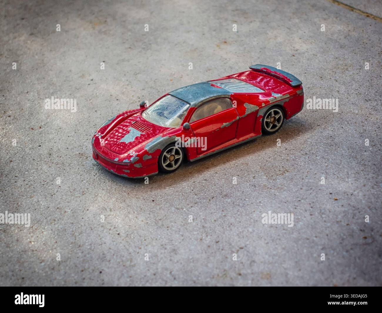 Retro-rotes Automodell Spielzeug im Vintage-Look Stockfoto