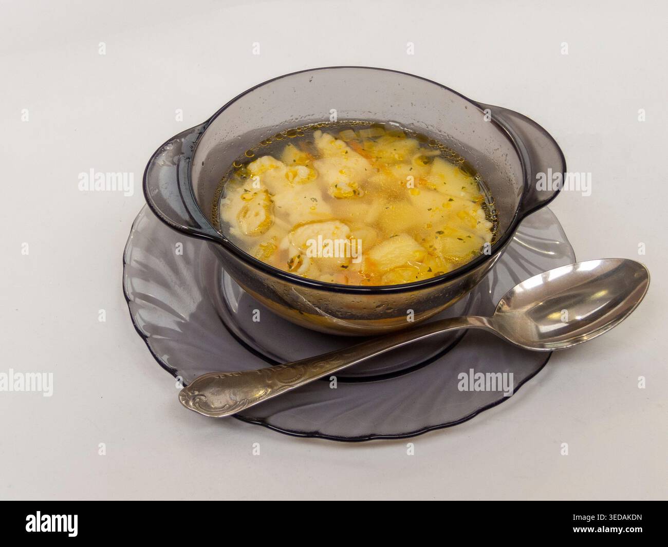 Suppe in einer Schüssel mit selbstgemachten Knödeln auf weiß Stockfoto