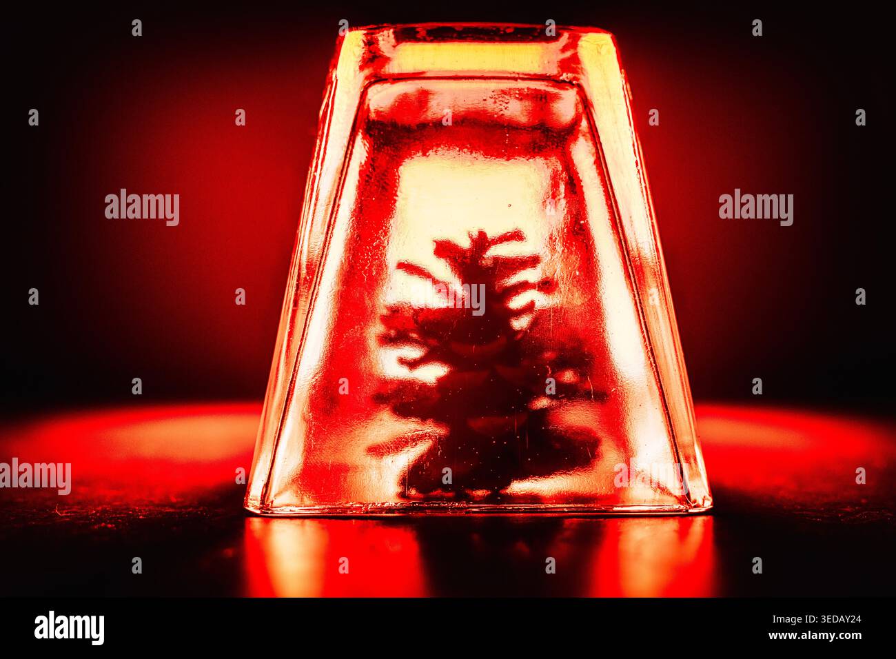 Kegel im Lampenschirm, rotes Lichtsymbol, Dekoration Stockfoto