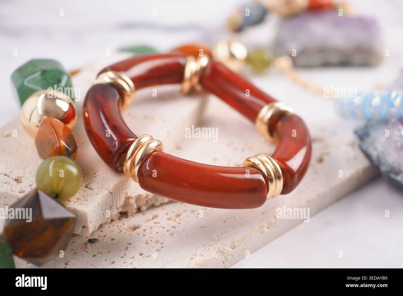 Roter und grüner Steinschmuck auf einer Lichtanzeige Stockfoto