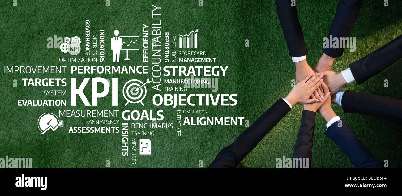 Das Bild zeigt, wie sich die Hände auf einem grünen Grasgrund zusammenfinden, um Teamarbeit und Zusammenarbeit bei der Bewertung von KPIs zu symbolisieren und zu erreichen Stockfoto