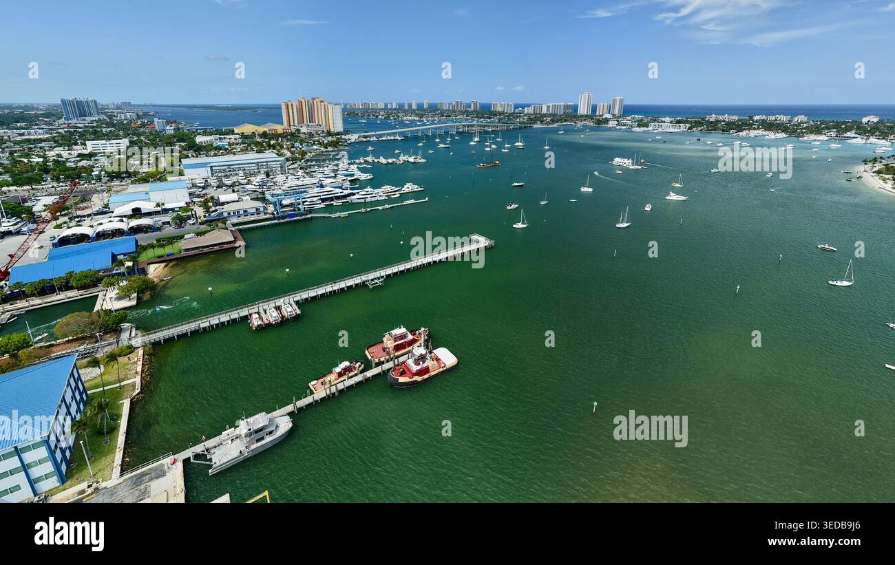 Blick aus der Vogelperspektive auf Peanut Island und die Lake Worth Lagoon mit zahlreichen Booten und Yachten, die am Yachthafen in Palm Beach County, Florida, USA, angedockt werden Stockfoto