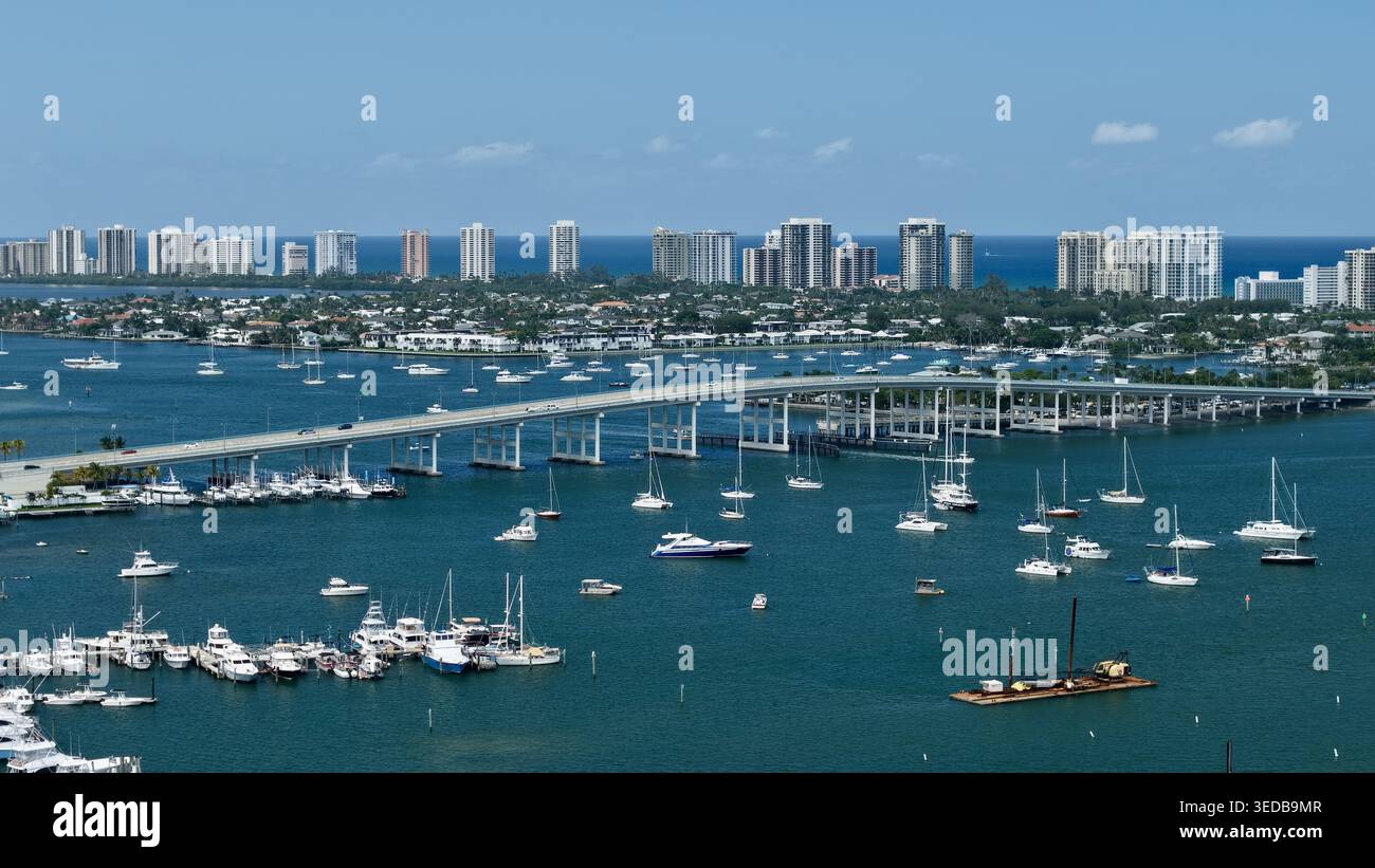 Blick aus der Vogelperspektive auf Peanut Island und die Blue Heron Bridge mit zahlreichen Booten, die im türkisfarbenen Wasser der Lake Worth Lagoon, Palm Beach County, FL, ankern Stockfoto