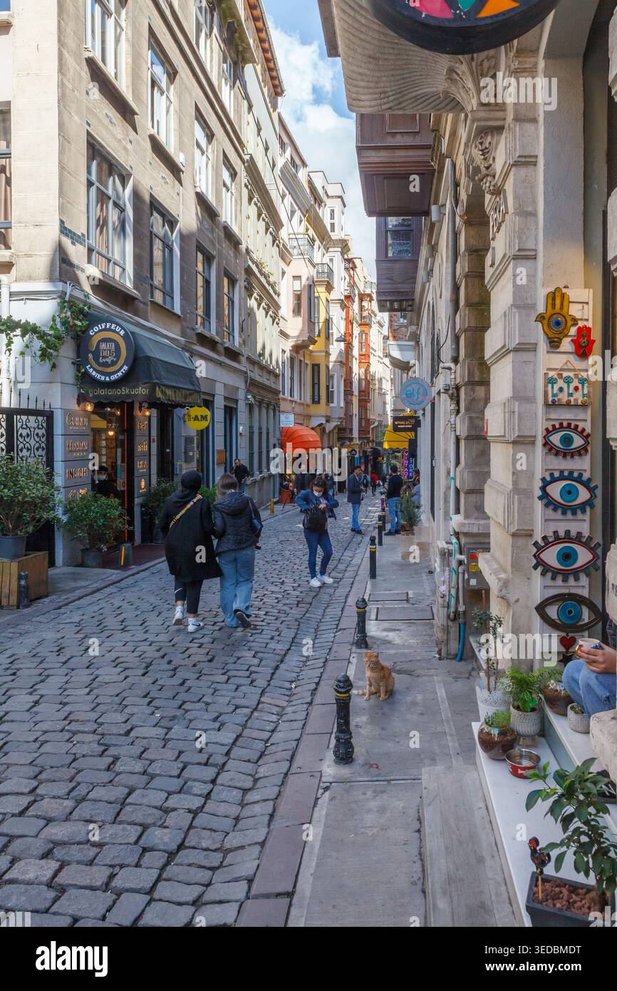 Istanbul, Türkei - 10. Oktober 2021: Enge Straße mit Geschäften und Menschen Stockfoto