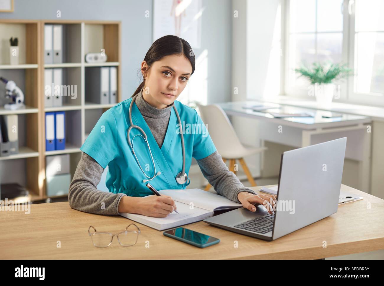 Porträt Einer Ernsthaften Ärztin Im Krankenhausbüro Stockfoto