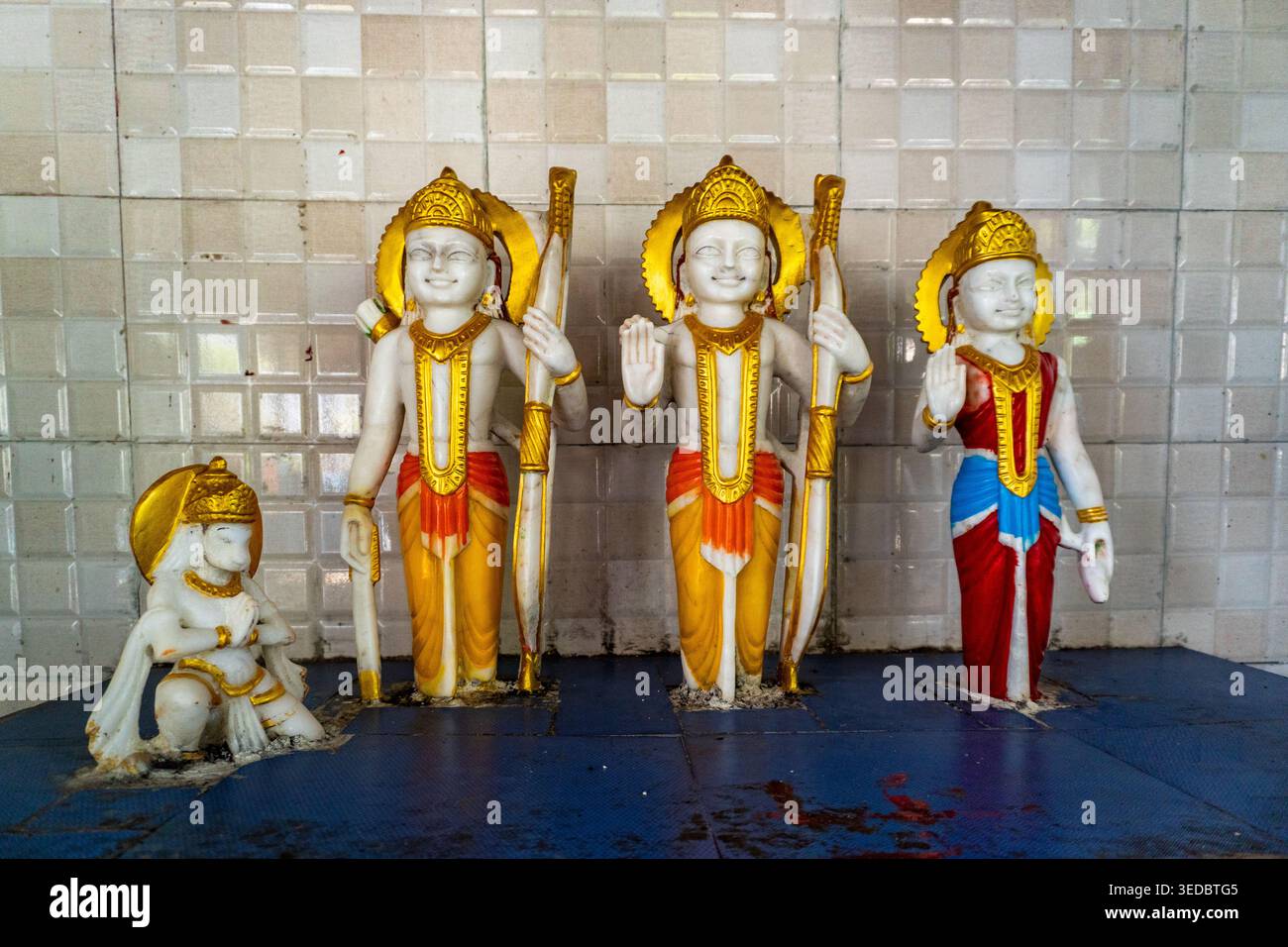 2. Mai Haridwar Uttarakhand Indien. Kleine hinduistische Schrein-Nische mit farbenfrohen Statuen von Göttern, goldenen Kronen und Halos, die auf blauem Sockel stehen Stockfoto