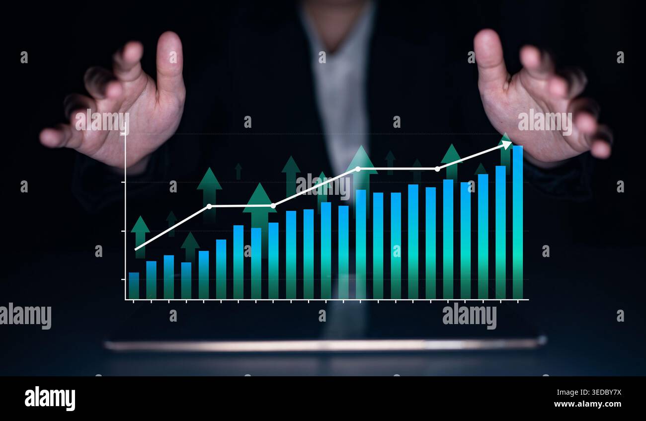 Geschäftsmann präsentiert digitale Wachstumskarte mit grünen und blauen Balken, die Erfolgskennzahlen und positive Trends im Technologie- und Finanzsektor zeigen Stockfoto