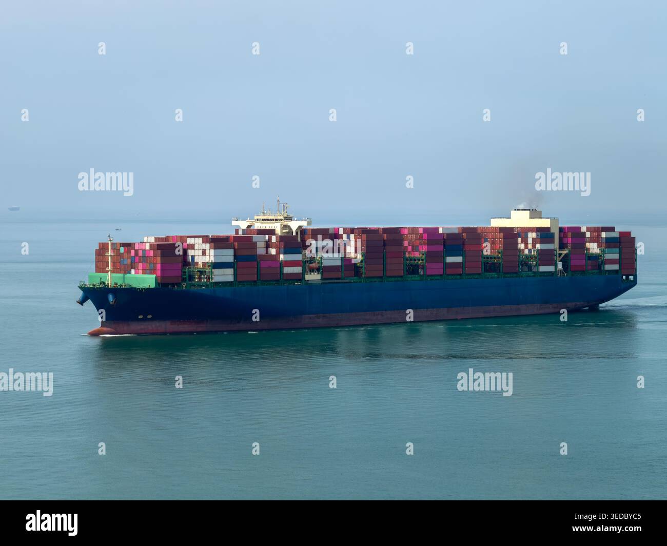 Ein Schiff mit hoher Kapazität, das Frachtcontainer über das Meer transportiert, um die globale Logistik und den Seehandel zu vertreten. Stockfoto